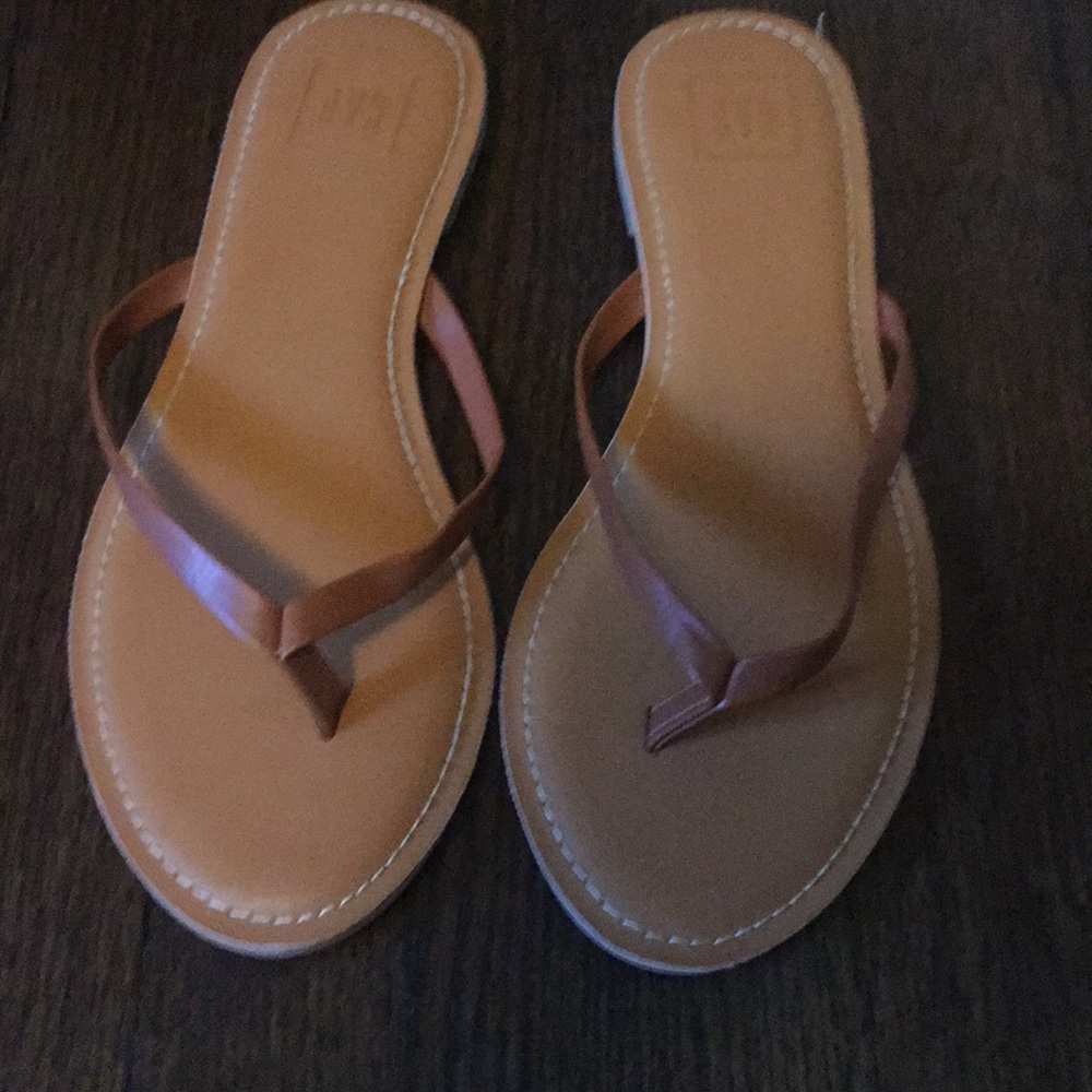 Gap faux leather thong sandals